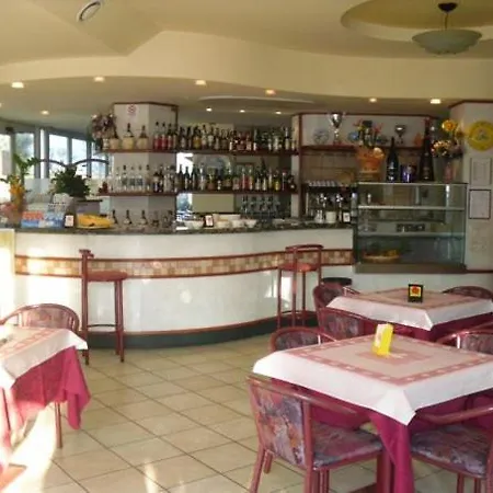 Ristorante Cavallino ホテル チェゼナーティコ